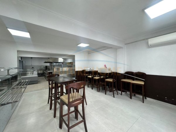 Tirane, jepet me qera ambjent biznesi Kati -1, 413 m² 2.900 € (Bulevardi i Ri)