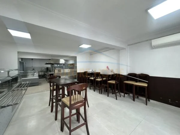 Tirane, jepet me qera ambjent biznesi Kati -1, 413 m² 2.900 € (Bulevardi i Ri)