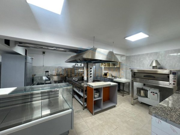 Tirane, jepet me qera ambjent biznesi Kati -1, 413 m² 2.900 € (Bulevardi i Ri)