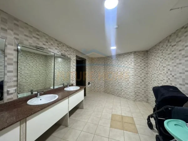 Tirane, jepet me qera ambjent biznesi Kati -1, 413 m² 2.900 € (Bulevardi i Ri)