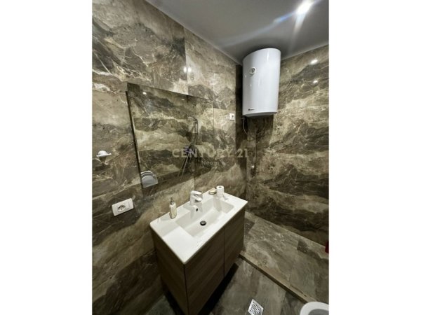 Tirane, jepet me qera apartament 2+1+Aneks+Ballkon Kati 4, 93 m² 800 € (Liqeni i Thate)