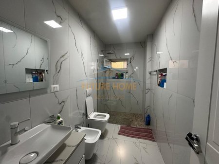 Tirane, jepet me qera apartament 2+1 Kati 2, 99 m² 700 € 