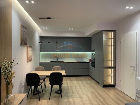 Tirane, jepet me qera apartament 2+1 , 1.400 € 