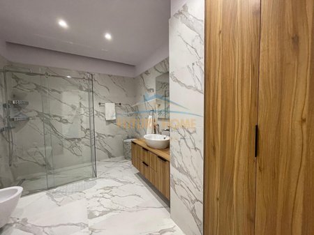 Tirane, jepet me qera apartament 2+1 , 1.400 € 