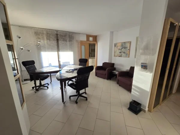 Tirane, jepet me qera zyre , 105 m² 1.100 € 