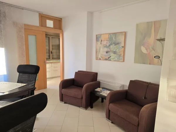 Tirane, jepet me qera zyre , 105 m² 1.100 € 