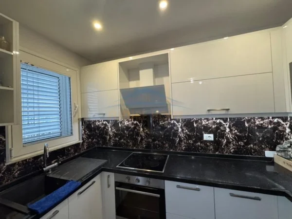 Tirane, jepet me qera apartament 1+1+Aneks Kati 4, 51 m² 600 € (Bllok)