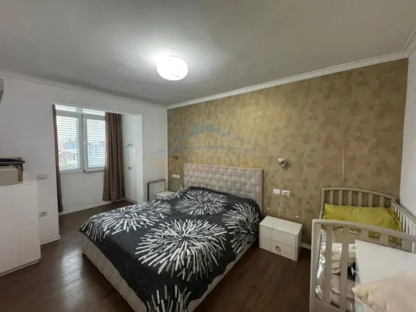 Tirane, jepet me qera apartament 1+1+Aneks Kati 4, 51 m² 600 € (Bllok)