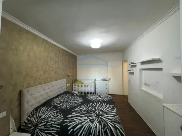 Tirane, jepet me qera apartament 1+1+Aneks Kati 4, 51 m² 600 € (Bllok)