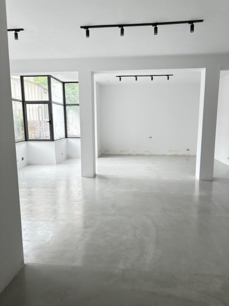 Tirane, jepet me qera ambjent biznesi Kati -1, 100 m² 850 € 