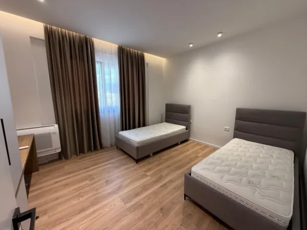 Tirane, shitet apartament 2+1+Ballkon Kati 3, 124 m² 265.000 € (Ish Fusha e Aviacionit)