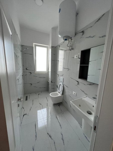 Tirane, jepet me qera apartament 2+1 Kati 3, 85 m² 420 € (Rruga hiresia)