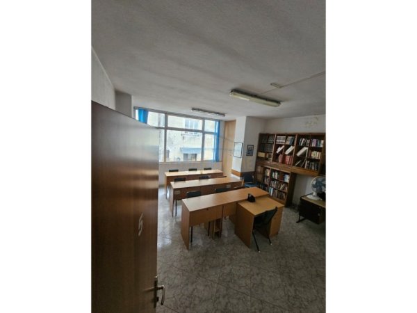 Tirane, jepet me qera ambjent biznesi Kati 2, 140 m² 1.300 € (Prane Rruges Bardhyl)