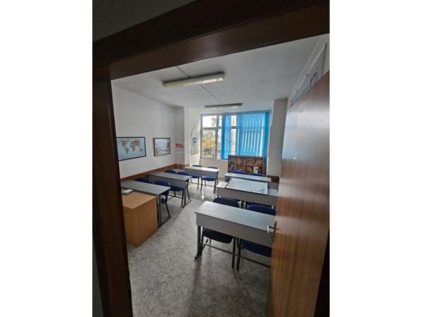 Tirane, jepet me qera ambjent biznesi Kati 2, 140 m² 1.300 € (Prane Rruges Bardhyl)