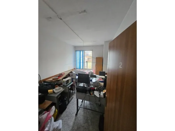 Tirane, jepet me qera ambjent biznesi Kati 2, 140 m² 1.300 € (Prane Rruges Bardhyl)