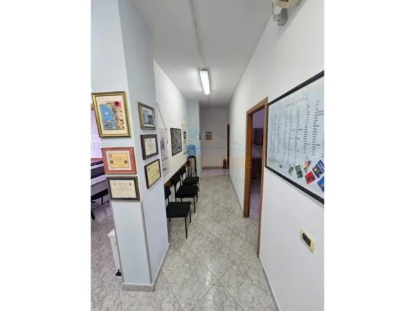 Tirane, jepet me qera ambjent biznesi Kati 2, 140 m² 1.300 € (Prane Rruges Bardhyl)