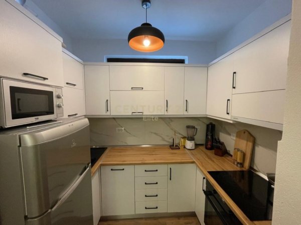 Tirane, jepet me qera shtepi 3+1+Aneks+Ballkon Kati 2, 127 m² 1.200 € (Rruga e Dibres)