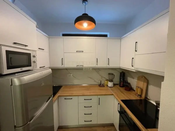 Tirane, jepet me qera shtepi 3+1+Aneks+Ballkon Kati 2, 127 m² 1.200 € (Rruga e Dibres)