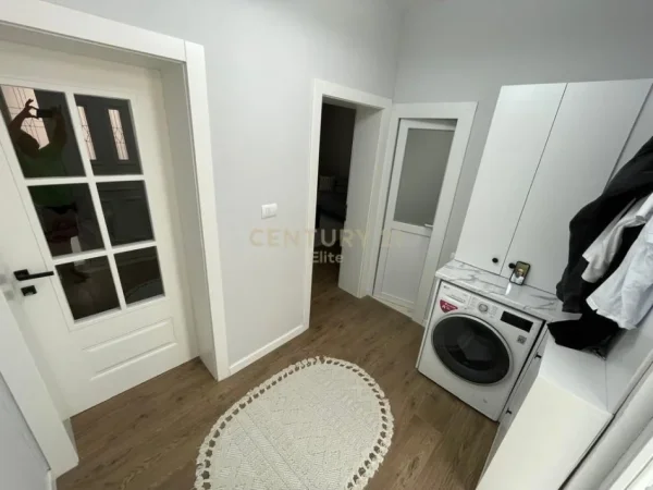Tirane, jepet me qera shtepi 3+1+Aneks+Ballkon Kati 2, 127 m² 1.200 € (Rruga e Dibres)
