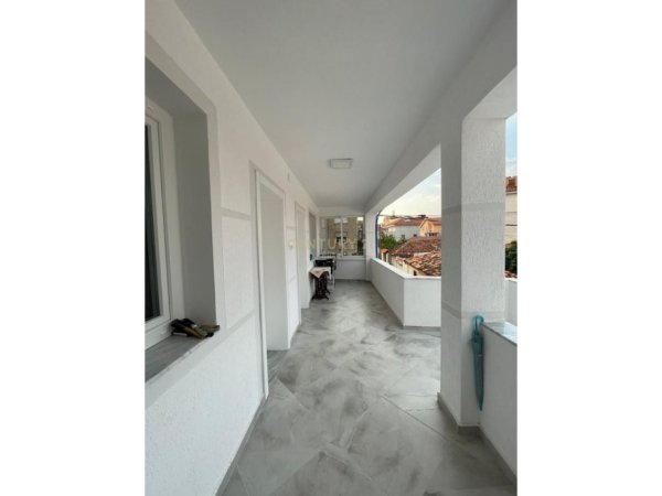 Tirane, jepet me qera shtepi 3+1+Aneks+Ballkon Kati 2, 127 m² 1.200 € (Rruga e Dibres)