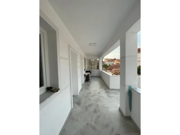 Tirane, jepet me qera shtepi 3+1+Aneks+Ballkon Kati 2, 127 m² 1.200 € (Rruga e Dibres)