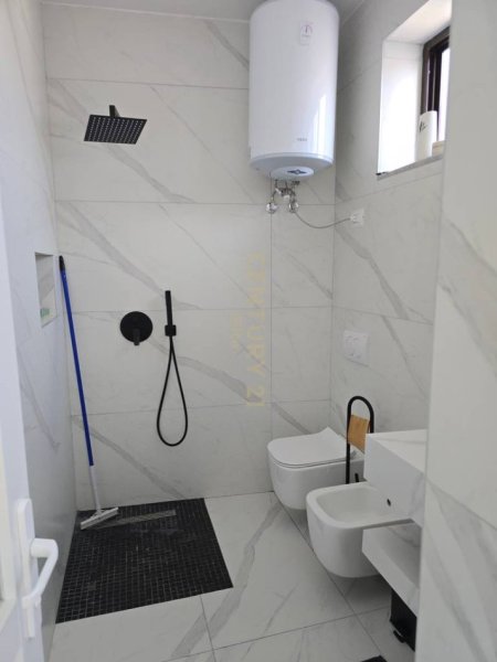 Tirane, jepet me qera shtepi 3+1+Aneks+Ballkon Kati 2, 127 m² 1.200 € (Rruga e Dibres)