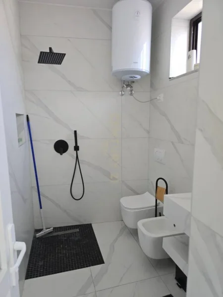 Tirane, jepet me qera shtepi 3+1+Aneks+Ballkon Kati 2, 127 m² 1.200 € (Rruga e Dibres)