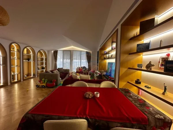 Tirane, jepet me qera apartament 2+1 Kati 3, 215 m² 1.800 € (Liqeni i thate)