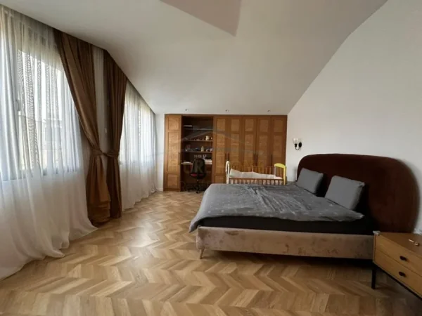 Tirane, jepet me qera apartament 2+1 Kati 3, 215 m² 1.800 € (Liqeni i thate)