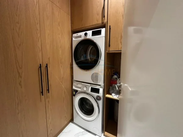 Tirane, jepet me qera apartament 2+1 Kati 3, 215 m² 1.800 € (Liqeni i thate)