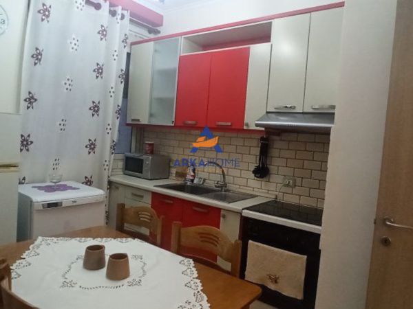 Tirane, jepet me qera apartament 1+1+Ballkon Kati 4, 70 m² 363 € (FRESK)
