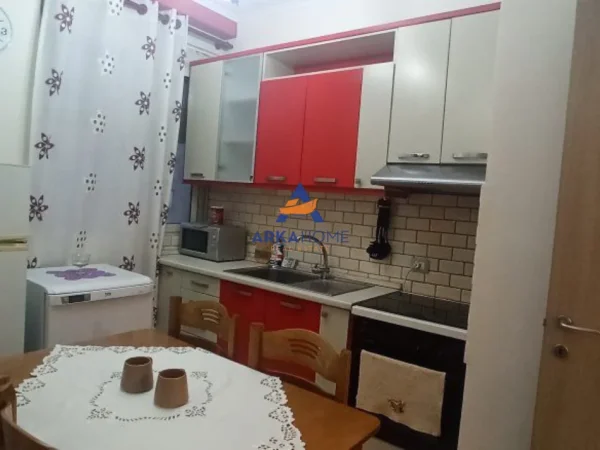 Tirane, jepet me qera apartament 1+1+Ballkon Kati 4, 70 m² 363 € (FRESK)