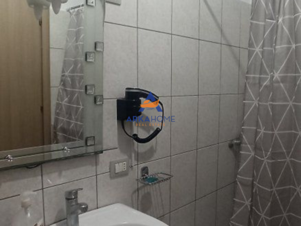 Tirane, jepet me qera apartament 1+1+Ballkon Kati 4, 70 m² 363 € (FRESK)