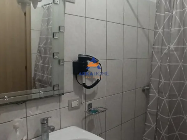 Tirane, jepet me qera apartament 1+1+Ballkon Kati 4, 70 m² 363 € (FRESK)