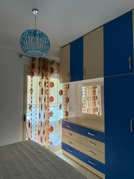 Tirane, jepet me qera apartament 1+1+Ballkon Kati 3, 65 m² 450 € (Astir)