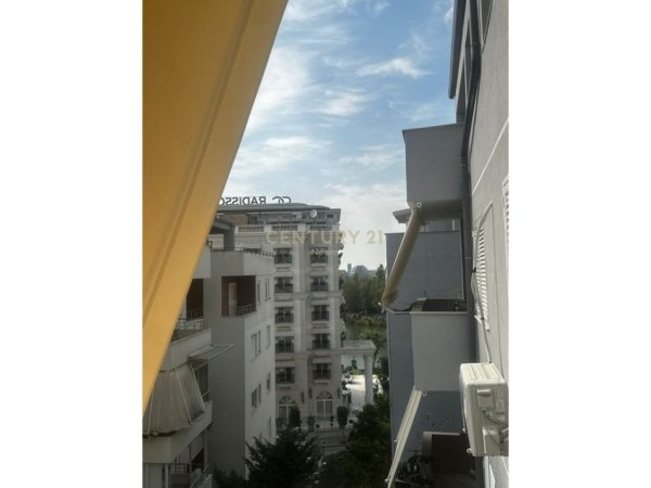 Tirane, jepet me qera apartament 2+1+Aneks+Ballkon Kati 4, 84 m² 800 € (Neom124977)