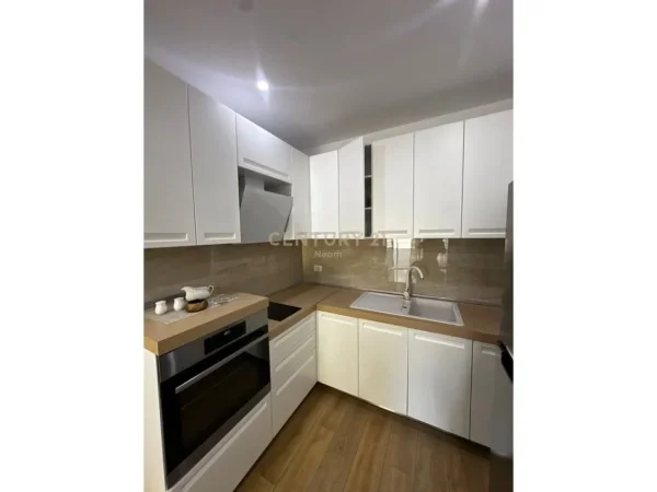 Tirane, jepet me qera apartament 2+1+Aneks+Ballkon Kati 4, 84 m² 800 € (Neom124977)