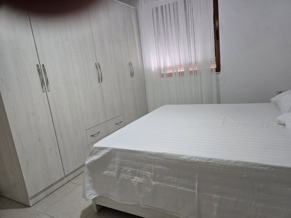 Tirane, jepet me qera apartament 2+1+Aneks+Ballkon Kati 3, 77 m² 500 € (Rruga Xhanfize Keko, Vorri Bomit)
