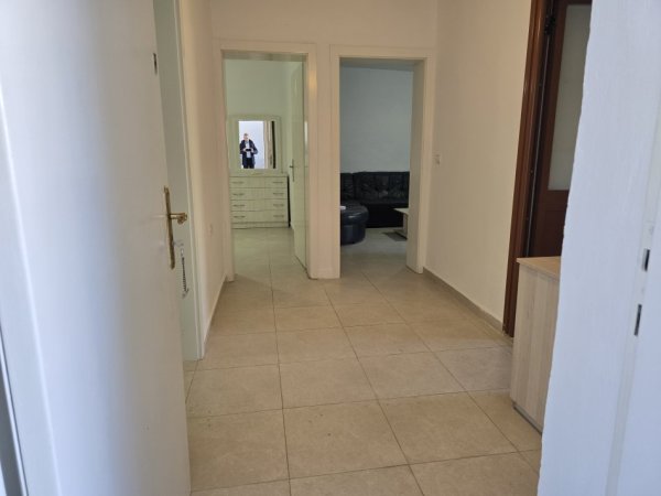 Tirane, jepet me qera apartament 2+1+Aneks+Ballkon Kati 3, 77 m² 500 € (Rruga Xhanfize Keko, Vorri Bomit)