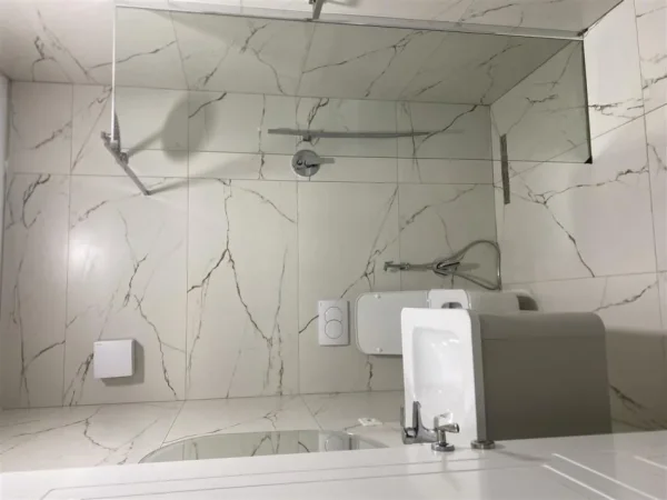 Tirane, jepet me qera apartament 1+1+Ballkon Kati 1, 73 m² 700 € (Rruga e Durresit)