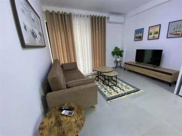 Tirane, jepet me qera apartament 1+1+Ballkon Kati 1, 73 m² 700 € (Rruga e Durresit)
