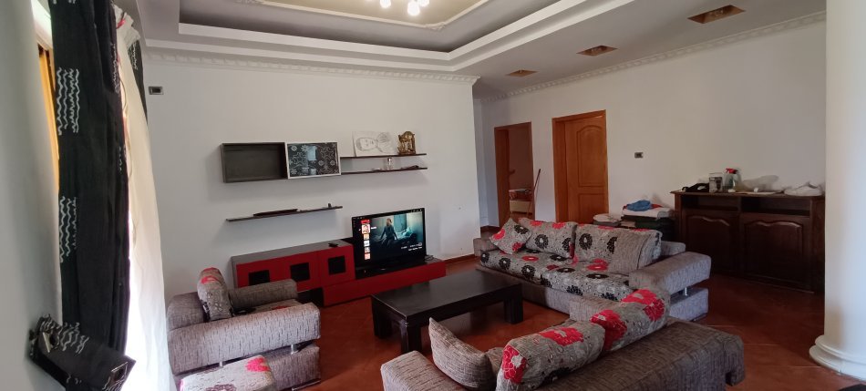 Tirane, jepet me qera shtepi 3+1+Aneks+Ballkon Kati 2, 176 m² 430 € (hysen loci)