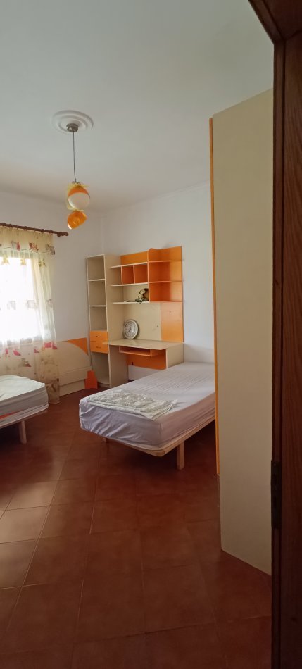 Tirane, jepet me qera shtepi 3+1+Aneks+Ballkon Kati 2, 176 m² 430 € (hysen loci)