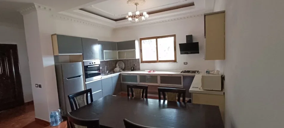 Tirane, jepet me qera shtepi 3+1+Aneks+Ballkon Kati 2, 176 m² 430 € (hysen loci)