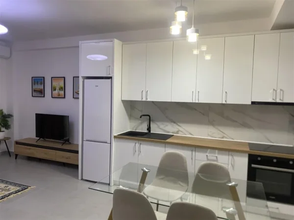 Tirane, jepet me qera apartament 1+1 Kati 1, 750 € 