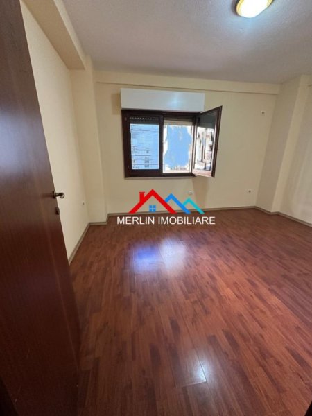 Shqiperi, jepet me qera zyre Kati 4, 110 m² 775 € (RRUGA SKENDER LUARASI,KOMUNA E PARISIT)