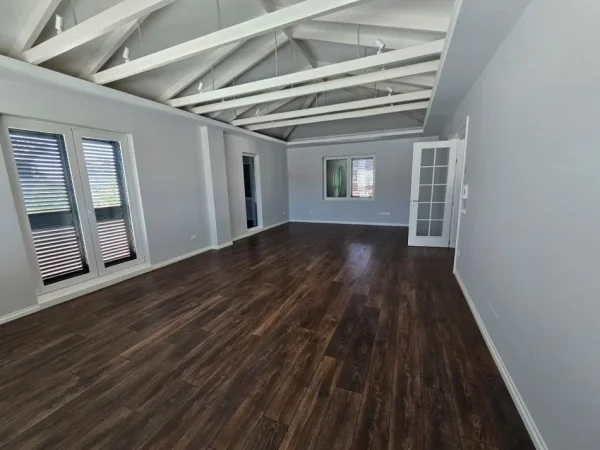 Tirane, jepet me qera 3 Katshe , 588 m² 5.000 € (10 MIN LARG QENDRES TEG)