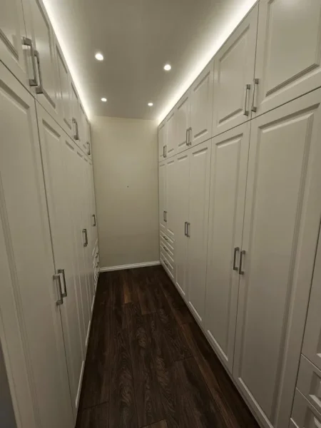 Tirane, jepet me qera 3 Katshe , 588 m² 5.000 € (10 MIN LARG QENDRES TEG)
