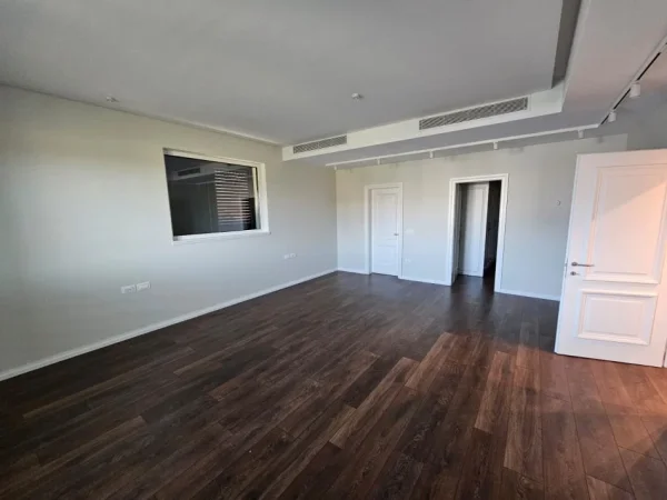 Tirane, jepet me qera 3 Katshe , 588 m² 5.000 € (10 MIN LARG QENDRES TEG)