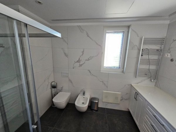 Tirane, jepet me qera 3 Katshe , 588 m² 5.000 € (10 MIN LARG QENDRES TEG)